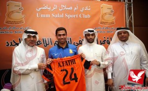 ام صلال القطري يقدم فتحي في مؤتمر صحفي